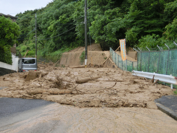 土砂でふさがれた道路