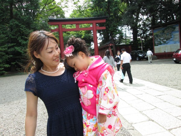 慣れない着物で、三歳のお祝い。「ママ~疲れちゃった」