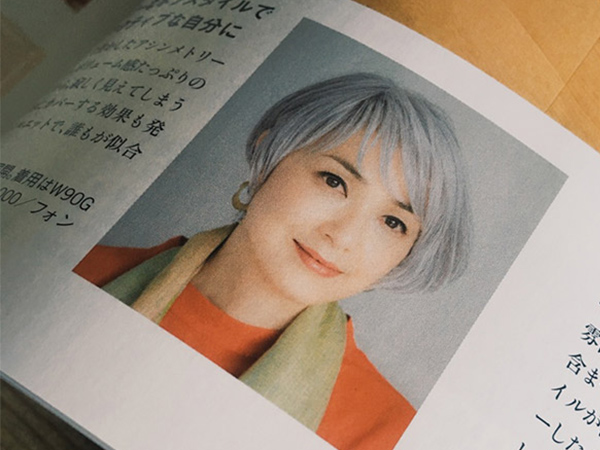 ウィッグのグレイヘアをかぶる青木沙織里さん