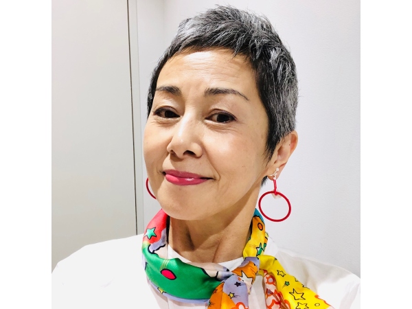 池田まきこさんグレイヘアのファッション