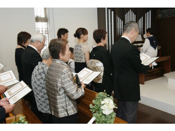 チャペルでの洋装の結婚式