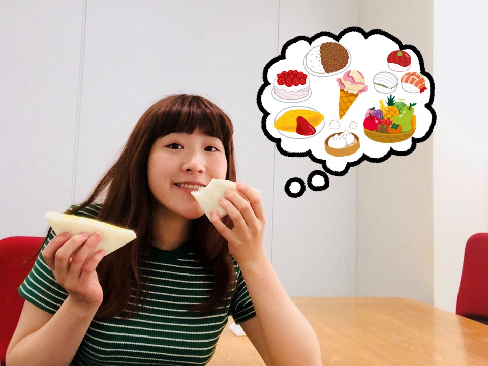 サンドイッチを食べる藤波友梨