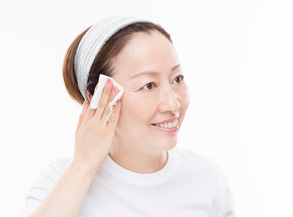 クレンジングの様子 撮影=中西裕人、ヘアメイク=小島けさき、モデル=桂智子