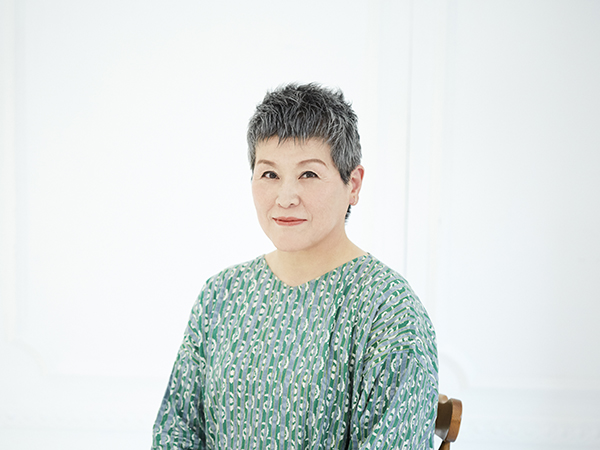 素敵なグレイヘア女性