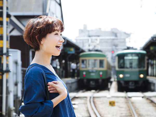 お得なきっぷを使って旅する女性