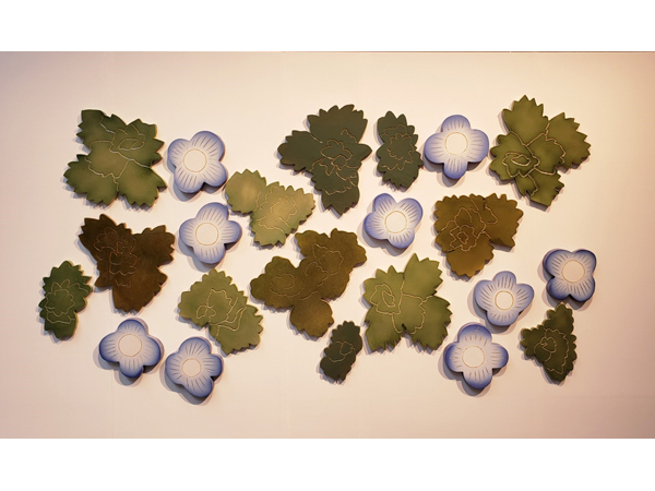 石本藤雄展―マリメッコの花から陶の実へ―オオイヌノフグリレリーフ