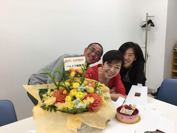 菊池和子先生と編集部井口と記念撮影