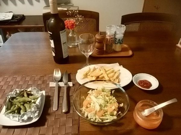 冷凍枝豆はグリルで焦げ目がつくまで焼くと美味に。フライドポテトは拍子切りの芋を塩水に漬けた後水分をとり、常温の油から揚げる。 コールスローの彩りにも人参ドレッシング。