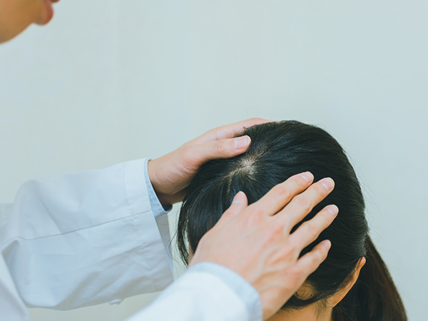 薄毛に悩む女性が病院を訪れる
