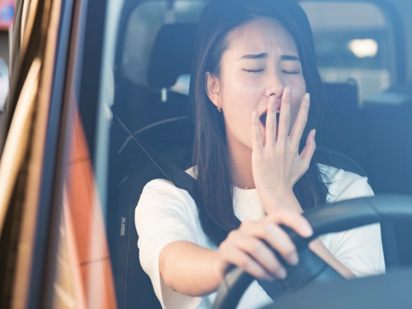 渋滞で眠気を感じた時はツボで簡単セルフケア