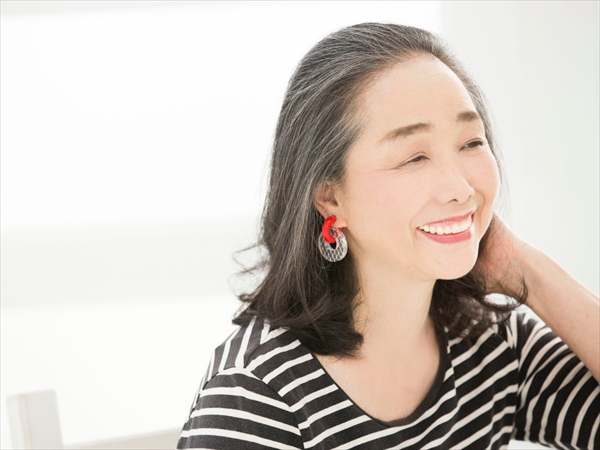 老けて見えないグレイヘアのコツ