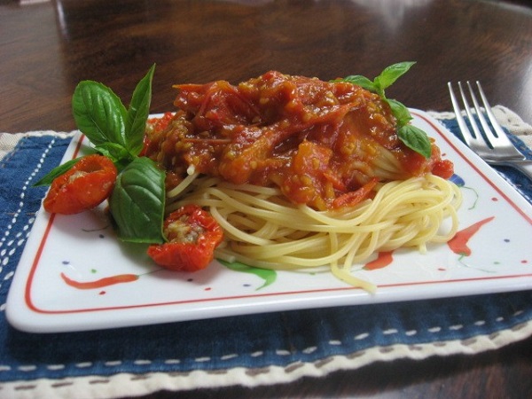 トマトソースパスタ