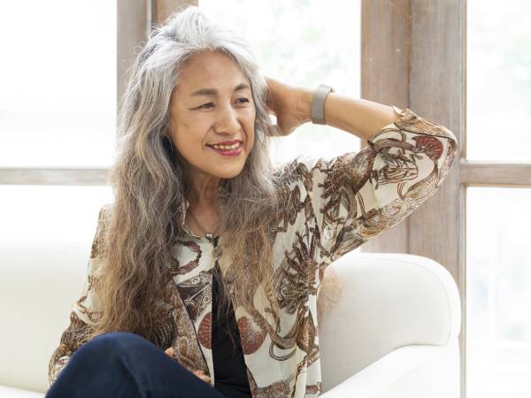 グレイヘア 詩人・宮尾節子さん