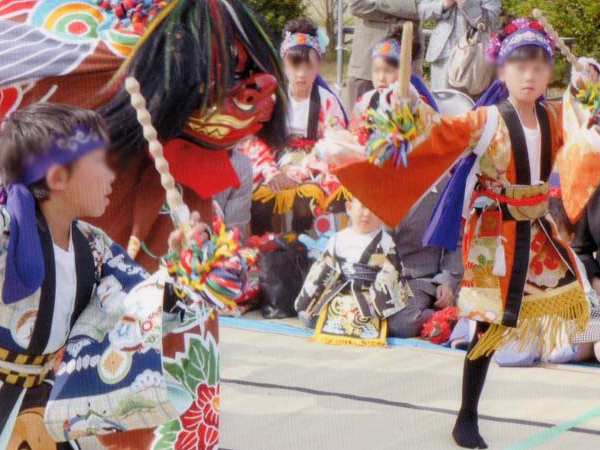 演目「佐々良」。作った衣装で孫(右)がお祭りに出ました。