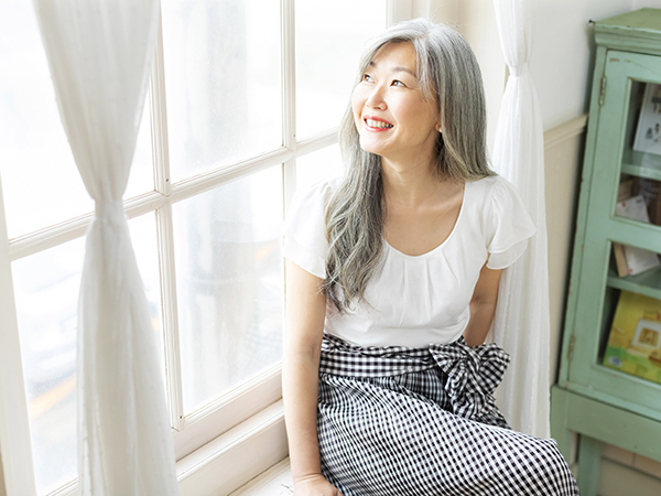 プラチナロングのグレイヘアが美しい山中律子さん