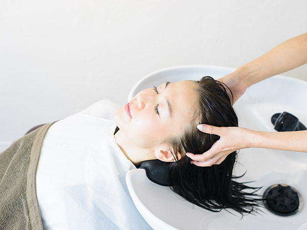 ヘアサロンでヘッドスパを受ける様子