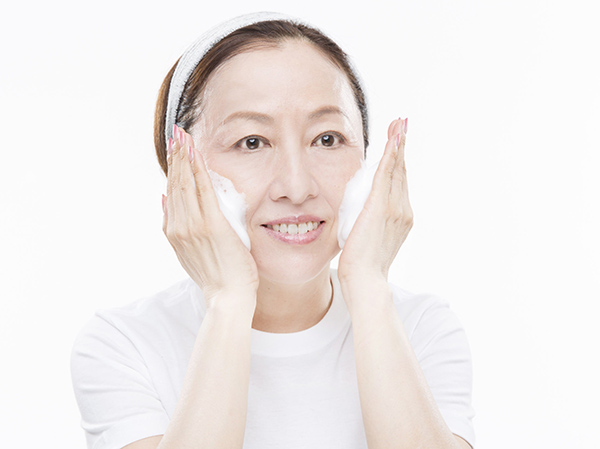 洗顔の様子(撮影=中西裕人、モデル=桂智子、ヘアメイク=小島けさき)