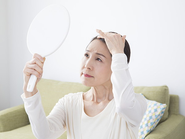 髪の毛のことで悩む50代