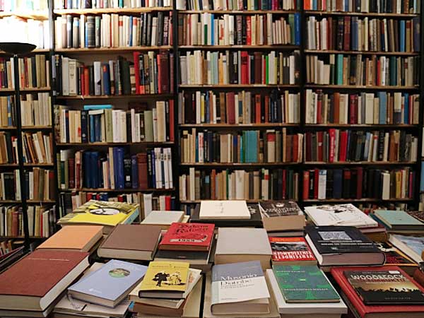 貸本屋へ通う幼少期から始まった、本探しの旅