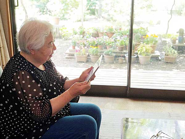140文字の短文をインターネットに投稿する「ツイッター」を、8年前から続けている溝井喜久子さん(84歳)